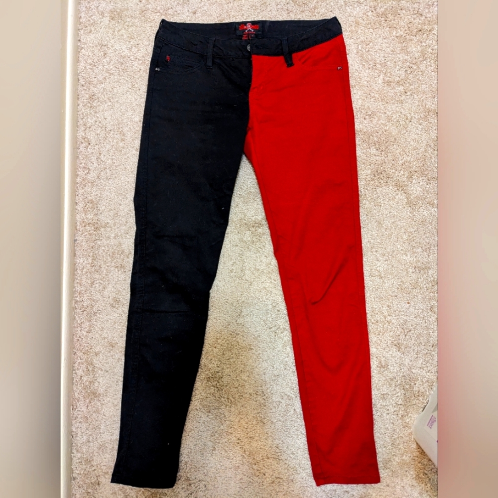 Red/black sleeved pants